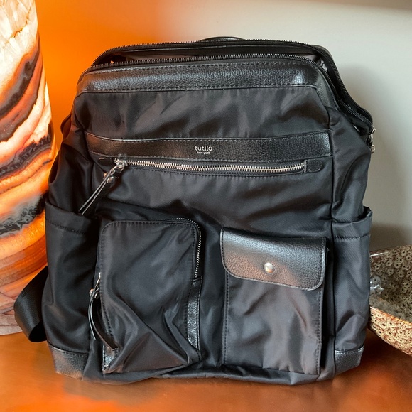 Tutilo New York Purse/Backpack. Black. main image 6